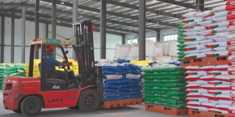 強監(jiān)督促生產(chǎn) 優(yōu)服務(wù)保春耕——金化集團(tuán)公司紀(jì)委多舉措助力農(nóng)化與保潔服務(wù)